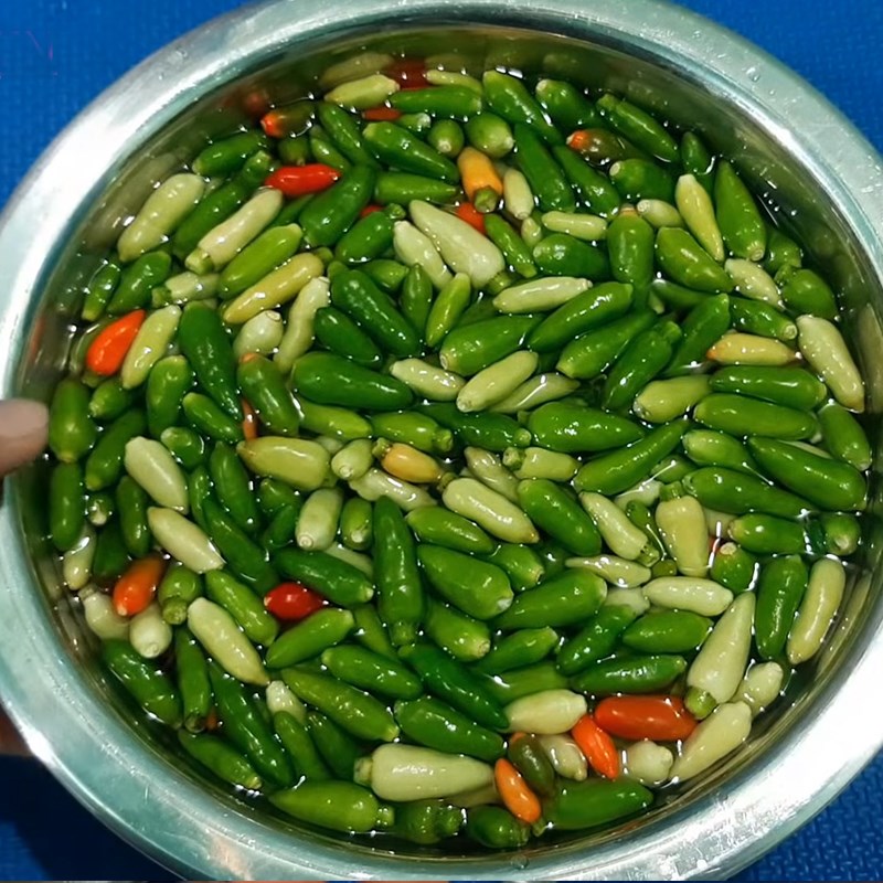 Bước 1  Sơ chế ớt Ớt ngâm nước mắm